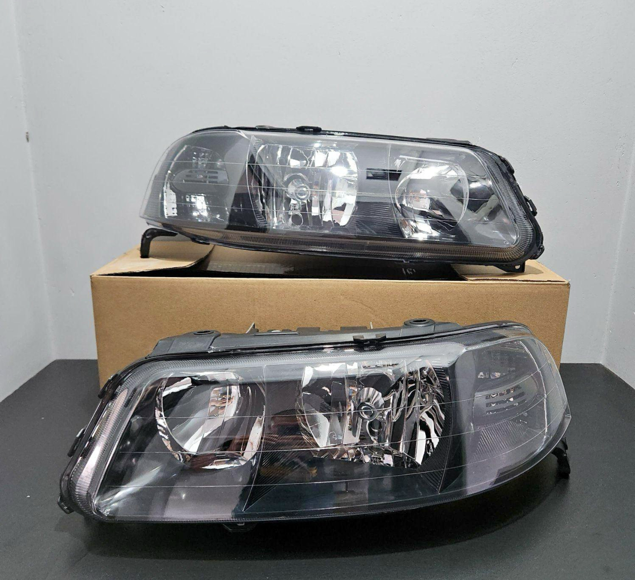 Volkswagen Gol G3 / Parati G3 / Saveiro G3  Par de Faróis Máscara Negra Original
