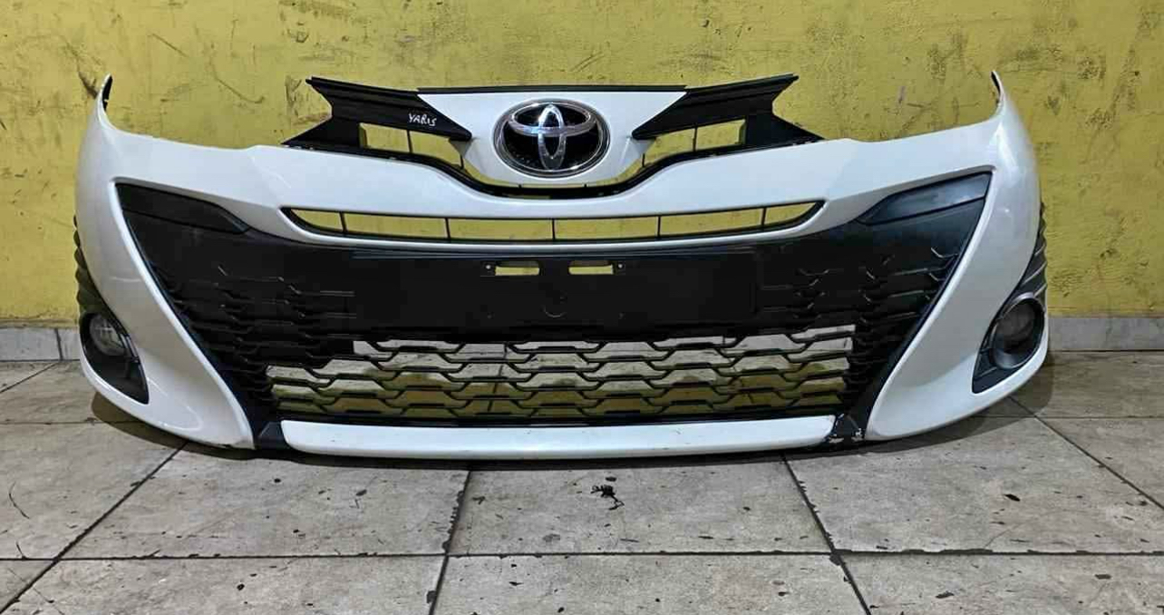 Para-choque Dianteiro Toyota Yaris  Original Seminovo Completo com Grade, Emblema e Milha